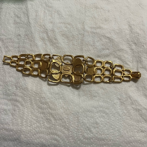 Avon beautiful gold tone set of earring and bracelet - Picture 3 of 7